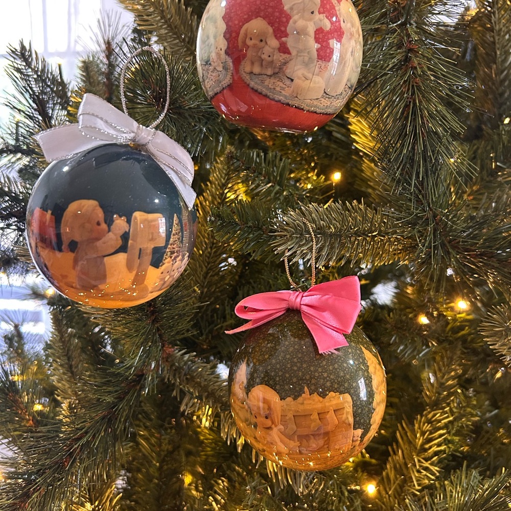 Charming precious moments  Holiday Ornament Set with Bows
